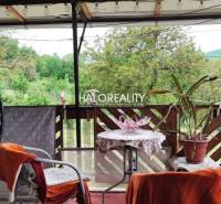 Balkon rodinného domu v Českých Brezovách, posezení a výhled na zeleň.