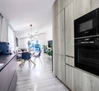 Kuchyně v rodinném domě se stylovým vybavením a jídelním stolem.