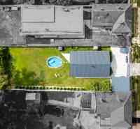 Letecký pohled na rodinný dům v Černé Vodě, s bazénem a zahradou.