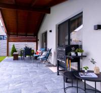 Terasa rodinného domu v Čiernej Vodě s pohodlným sezením a grilem.