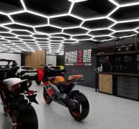 Motocykly a nářadí v luxusních obchodních prostorách s moderním osvětlením.