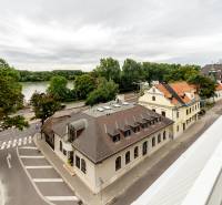 Výhled na budovy a zeleň v Bratislavě - Starém Městě, Floriánská ulice.