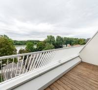 Balkon v Bratislavě - Starém Městě na Floriánské ulici s výhledem na zeleň a řeku.