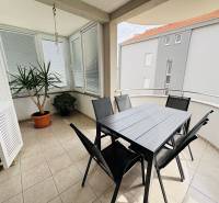 Balkon 3-pokojového bytu v Novalji, s květinami a zahradním nábytkem na dlažbě.