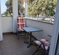 Balkon v 2-pokojovém bytě ve městě Novalja se zahradním nábytkem.