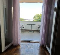 Výhled z 2pokojového bytu na balkon s posezením a výhledem na přírodu.
