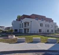 Novostavba 3-pokojového bytu na ulici Vtáčia v Senci s moderní architekturou.