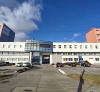 Kanceláře na Vajnorské ulici, Bratislava - Nové Mesto, s parkovací plochou a auty.