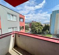 Balkon 2-pokojového bytu na ulici Gen. Svobody v Trenčíně s výhledem na okolí.