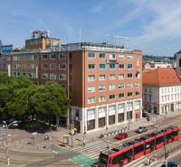 Budova kanceláří na ulici SNP, Bratislava - Staré Město, tramvaj projíždí ulicí.