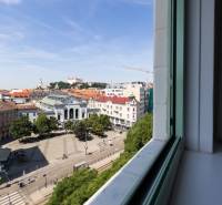 Výhled z kanceláří na Bratislavu - Staré Město, Náměstí SNP, s historickými budovami.