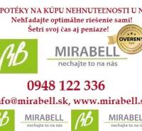 Reklama na hypotéky a realitní služby na ulici U starého letiště.