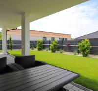 Terasa rodinného domu v Piešťanech, s výhledem na udržovanou zahradu a okolní architekturu.