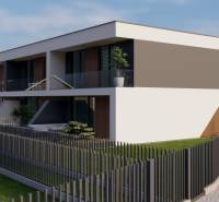 Rodinný dům v Piešťanech s moderním designem a zahradou, obklopený plotem.