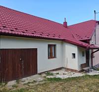 Rodinný dům na Dlouhé ulici ve Vranově nad Topľou s červenou střechou a dvěma dveřmi.
