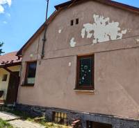 Rodinný dům na Dlouhé ulici ve Vranově nad Topľou potřebuje renovaci fasády.