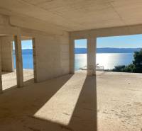 Vila s výhledem na moře a nedokončenou architekturou v Dući.