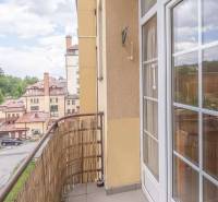 Balkon 3pokojového bytu ve Vysokých Tatrách s výhledem na historické budovy.