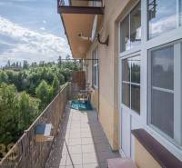 Balkon 3pokojového bytu ve Vysokých Tatrách s výhledem na zeleň a nebe.