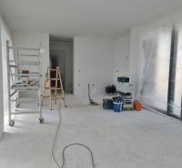 Renovace interiéru ve vile s žebříkem, nářadím a fólií na podlaze.