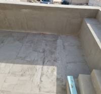 Ve stavební vile ve Vodicích se nachází betonová terasa a schody.