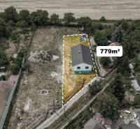 Letecký pohled na rodinný dům v Kozárovciach se zahradou, rozloha pozemku 779 m².