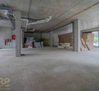 Budoucí obchodní prostory se stavebním materiálem a instalací potrubí ve Svitu.