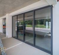 Prosklené obchodní prostory ve Svitu s parkováním a moderní architekturou.