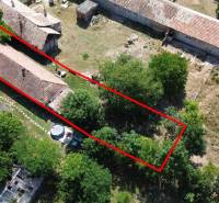 Rodinný dům v Hronovcích se zahradou a viditelnou střechou, označeno červenou čarou.