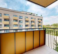 Balkon s výhledem na bytový komplex v Senici na Sadové, 2-pokojový byt.