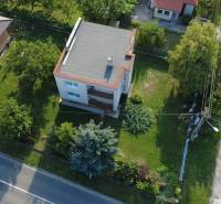 Rodinný dům v Rakoľubech, Nové Mesto nad Váhom, obklopený zahradou a sousedstvím.