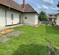 Rodinný dům v Trenčianských Stankovcích s udržovaným trávníkem a tradiční šikmou střechou.