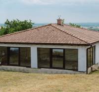 Rodinný dům v Krupině na Kopanicích se šikmou střechou a panoramatickými okny.