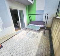 Terasa s houpačkou a stolkem v Bánovcích nad Bebravou u 1-pokojového bytu.