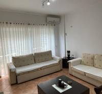 Pohodlný obývací prostor se dvěma pohovkami v rekreačním apartmánu.