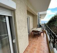 Balkon s posezením v rekreačním apartmánu v Sarandë, s výhledem na moře.
