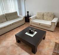 Obývací pokoj v rekreačním apartmánu se dvěma pohovkami a konferenčním stolkem.