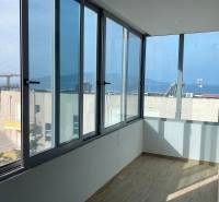 Skleněná terasa s výhledem na moře v rekreačním apartmánu.