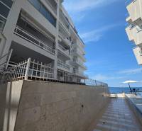 Rekreační apartmán v Sarandë s výhledem na moře a terasou u bazénu.