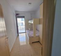 Dětský pokoj v rekreačním apartmánu se vstupem na balkon a patrovou postelí.