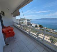 Balkon rekreačního apartmánu v Sarandë s výhledem na moře a okolí.