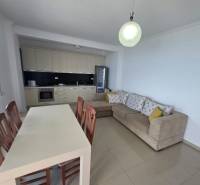 Prostorný obývací pokoj rekreačního apartmánu s kuchyňským koutem a pohodlnou rohovou sedačkou.