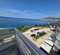 Pohled z rekreačního apartmánu v Sarandë na moře a parkoviště u budovy.