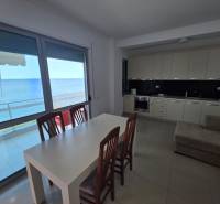 Kuchyně a jídelní stůl v rekreačním apartmánu s výhledem na moře.