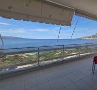 Balkon rekreačního apartmánu v Sarandë s výhledem na moře a okolní krajinu.