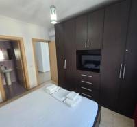 Ložnice v rekreačním apartmánu s velkou šatní skříní a připojenou koupelnou.