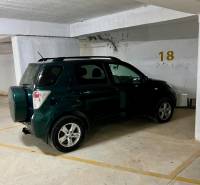 Auto zaparkované v garáži na parkovacím místě číslo 18.