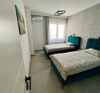 Dvoulůžkový pokoj s čalouněnými postelemi v Rekreačním apartmánu.