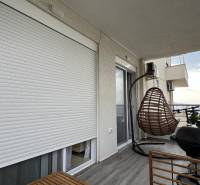 Balkon s nástěnnými roletami, závěsným košem, grilem a výhledem, rekreační apartmán Sarandë.