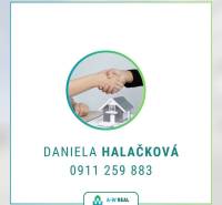 Rukama si podávají dohodu u modelu rodinného domu. Kontakt: Daniela Halačková.